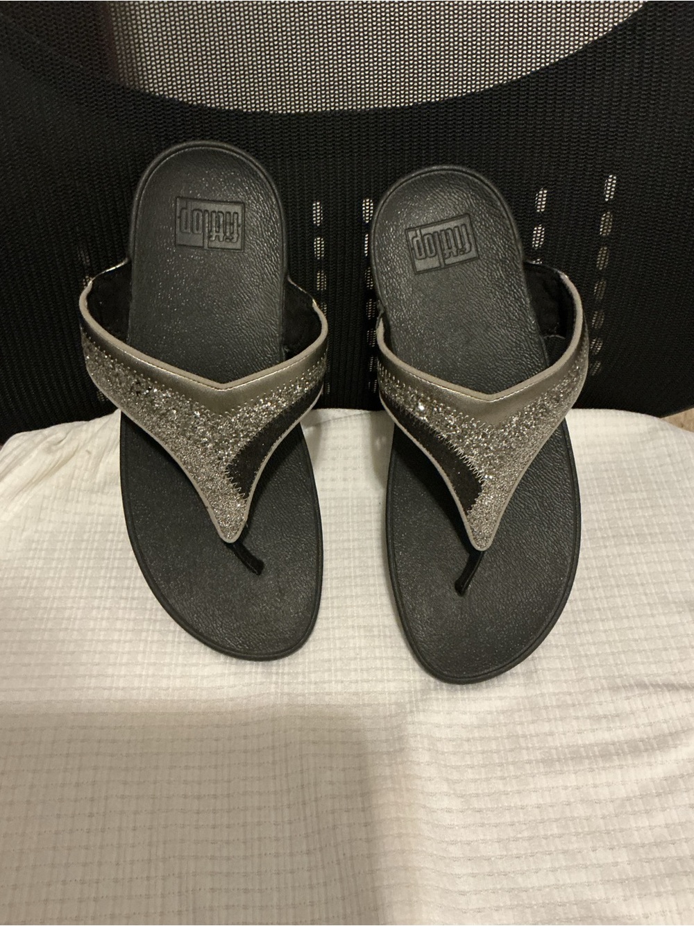 FitFlop Women's Glitter Toe-Post Sandals in Silver and Black